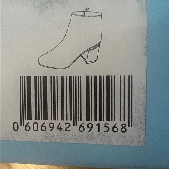 NWT Antonio Melani 7.5.   Gorgeous, stylish burgundy color - Picture 8 of 8